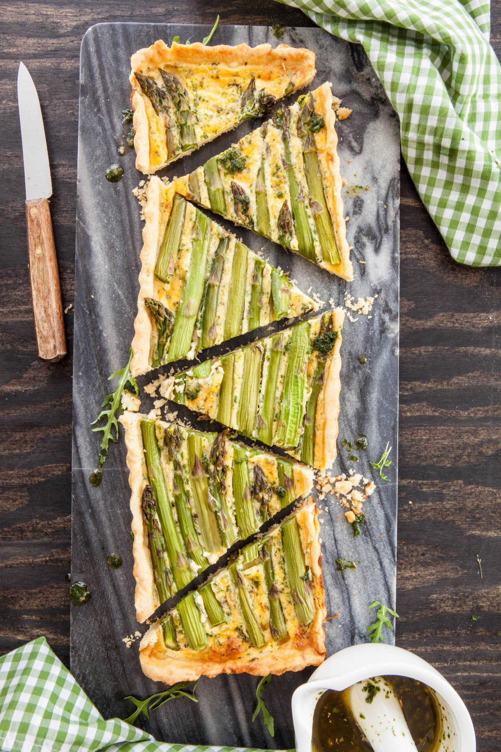 Quiche with green asparagus